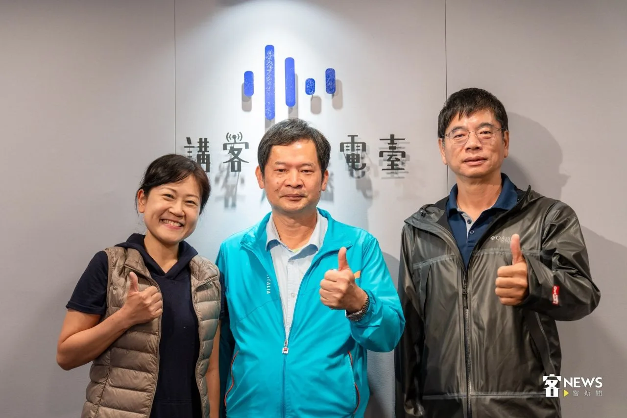 「講客廣播電臺」節目《Good morning! Hakka!》主持人宋菁玲（左）與桃園管理處處長謝清文（中）、專研桃園大圳的作者林煒舒（右）合影。洪藝晅攝
