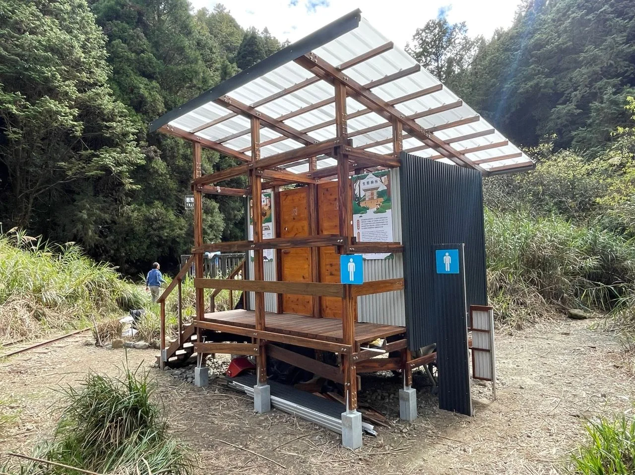 林業保育署嘉義分署攜手台灣山盟公益協會於眠月線舊塔山車站旁建置全新生態廁所-「方便屋」，側邊亦設置小便斗供男士使用。（林業署嘉義分署）