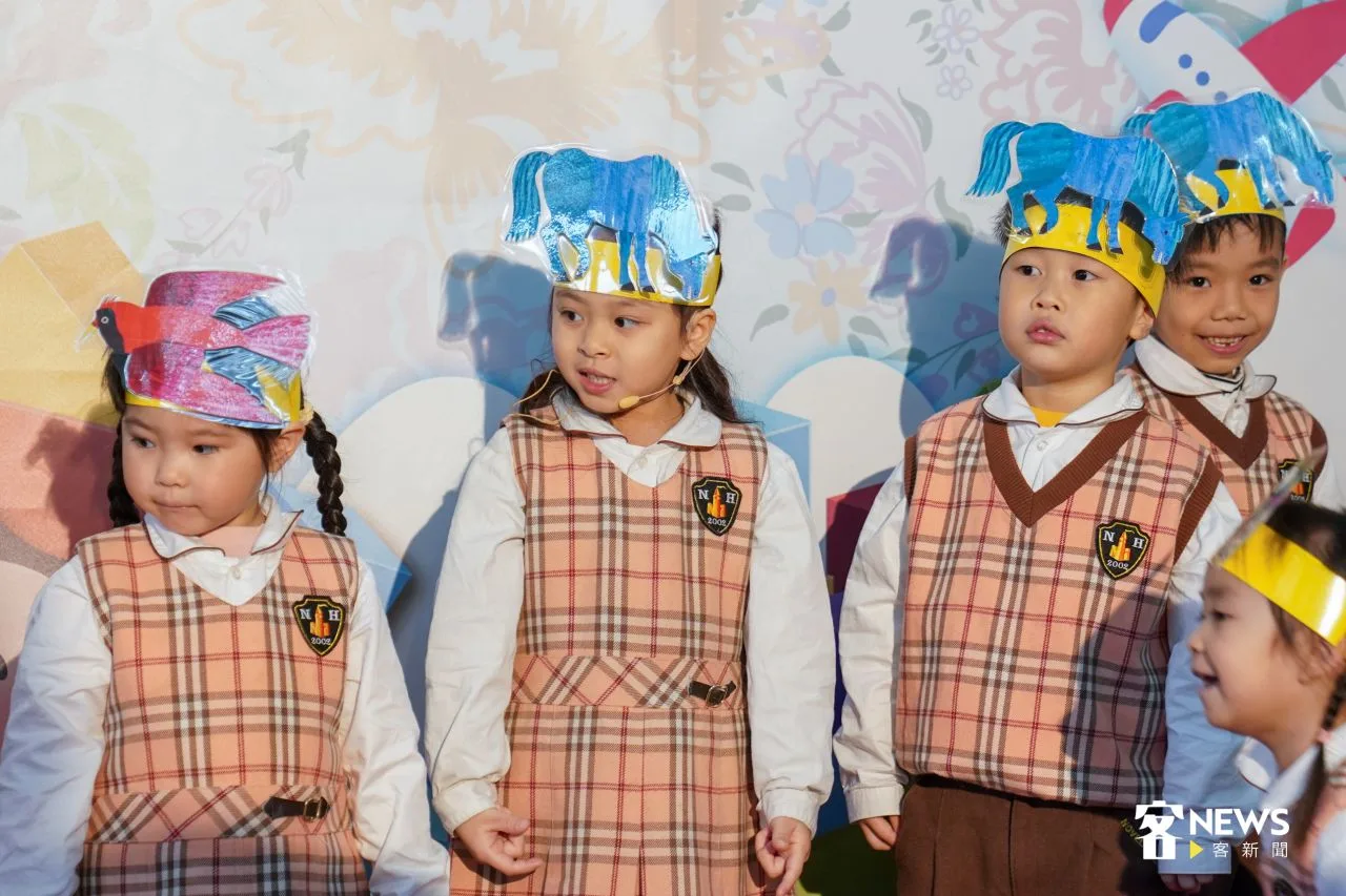 新學屋幼兒園小朋友頭戴動物頭飾，表演客語話劇。洪俊傑攝