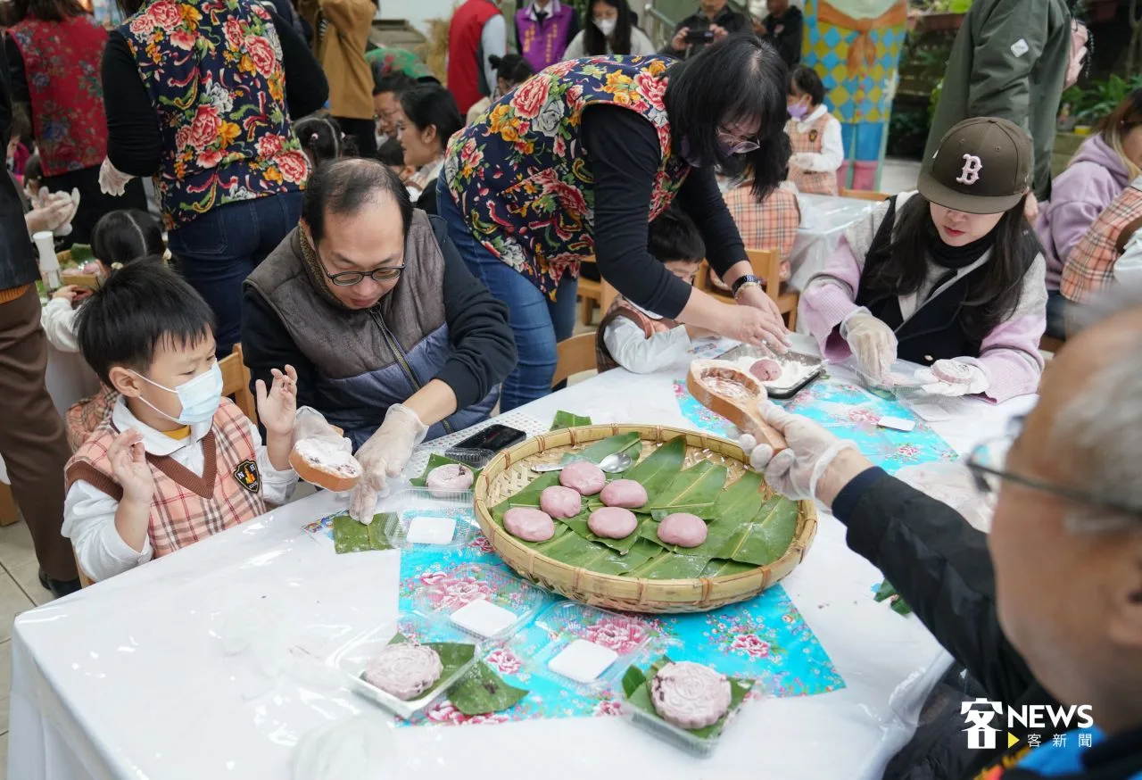 現場安排幼兒園小朋友與家長體驗做粄。洪俊傑攝