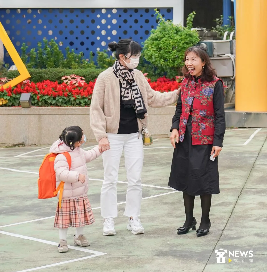 新學屋幼兒園長彭桂容（右）與家長互動。洪俊傑攝