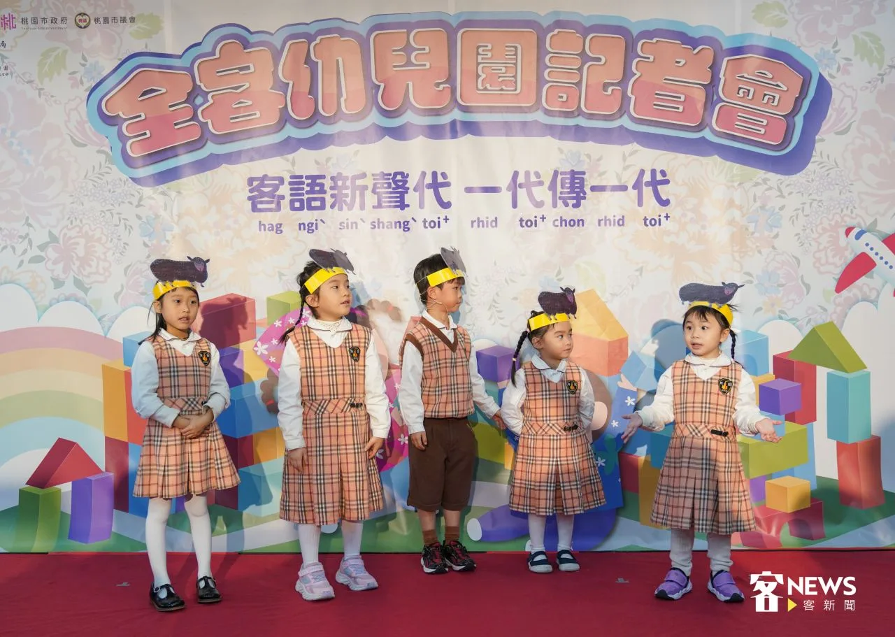 新學屋幼兒園小朋友頭戴動物頭飾，表演客語話劇。洪俊傑攝