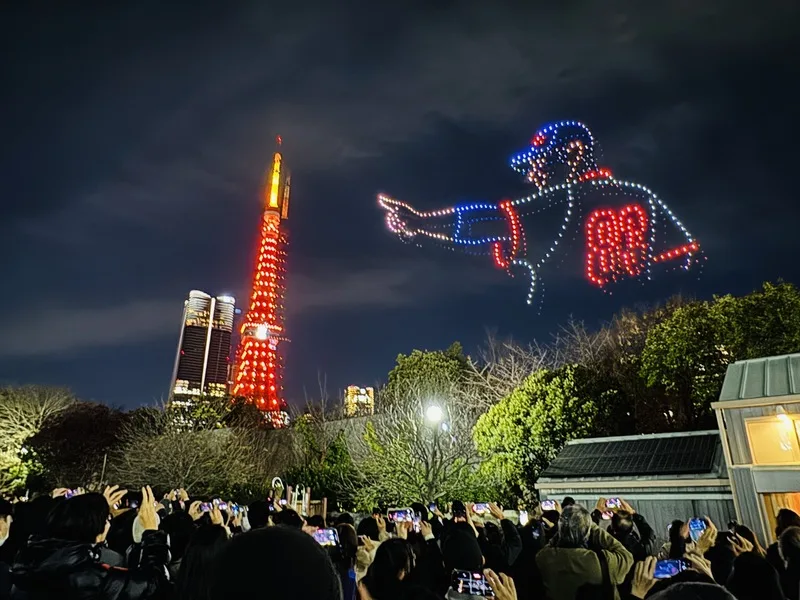 日本職棒讀賣巨人隊球團慶祝成立90週年,26日晚間在東京鐵塔旁上空實施無人機秀,秀出總教練阿部慎之助的身影。中央社