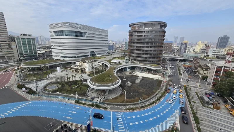 台鐵高雄車站「中央下沉式圓型廣場」及綠道天棚，已是新的打卡拍照景點。中央社