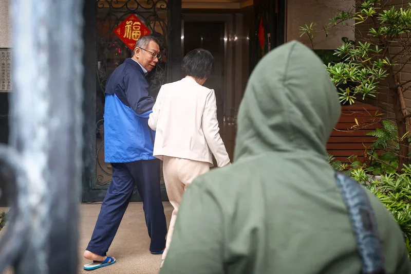 民眾黨主席柯文哲（左）27日中午交保返家，在妻子陳佩琪迎接下步入家門。中央社