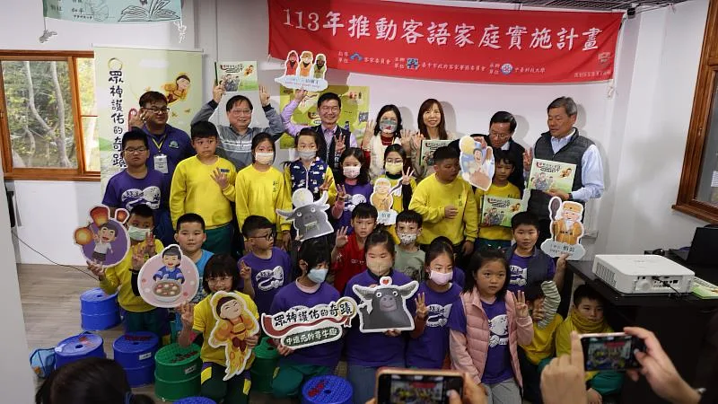 新盛國小學生與社區居民熱情參與，新書發表會。台中市客委會、中臺科大提供