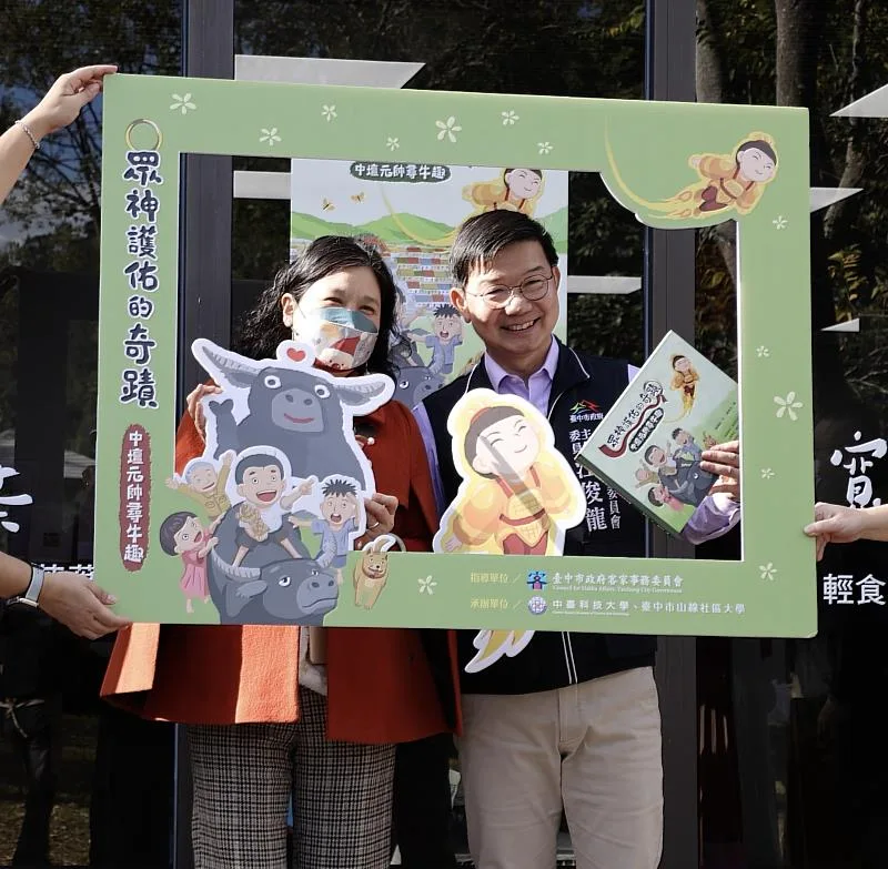 中臺科大校長陳錦杏（左）與台中市客委會主委江俊龍（右）合影。台中市客委會、中臺科大提供