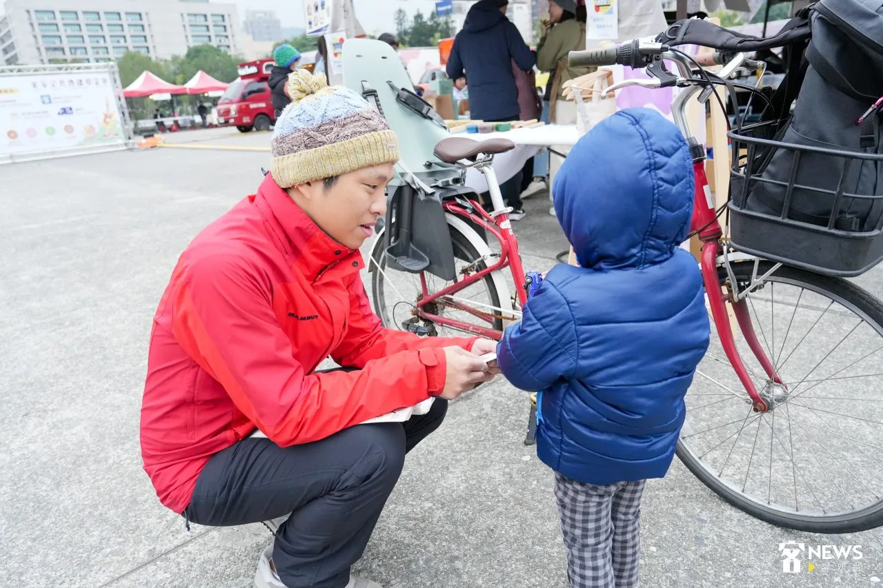 家住附近的張凱平帶著女兒前來參與。蔡依璇攝