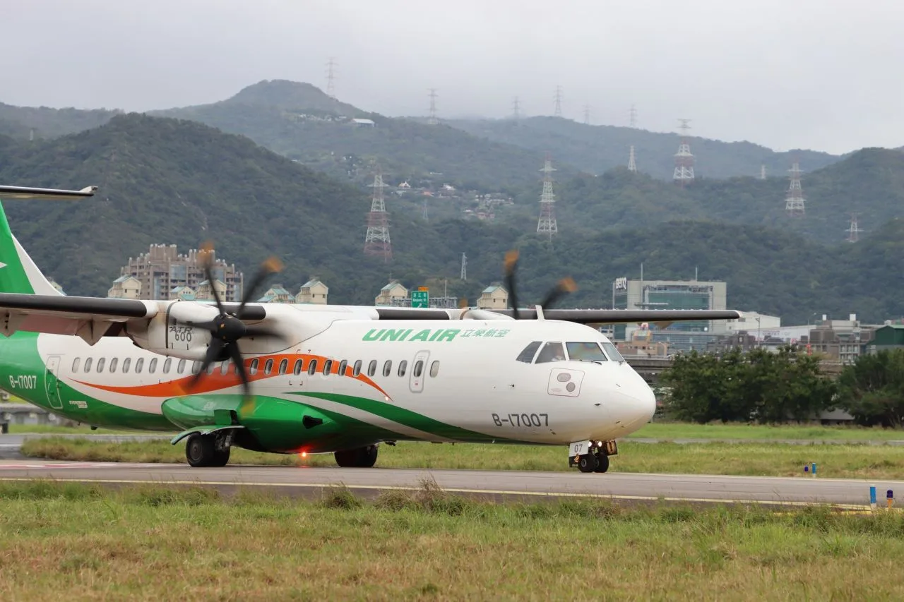 此次端午節連假開出的機票,均會加註「限當日當班次」、「逾期作廢」使用限制,並實施「退票費用分級制」。翻攝臉書台北松山機場