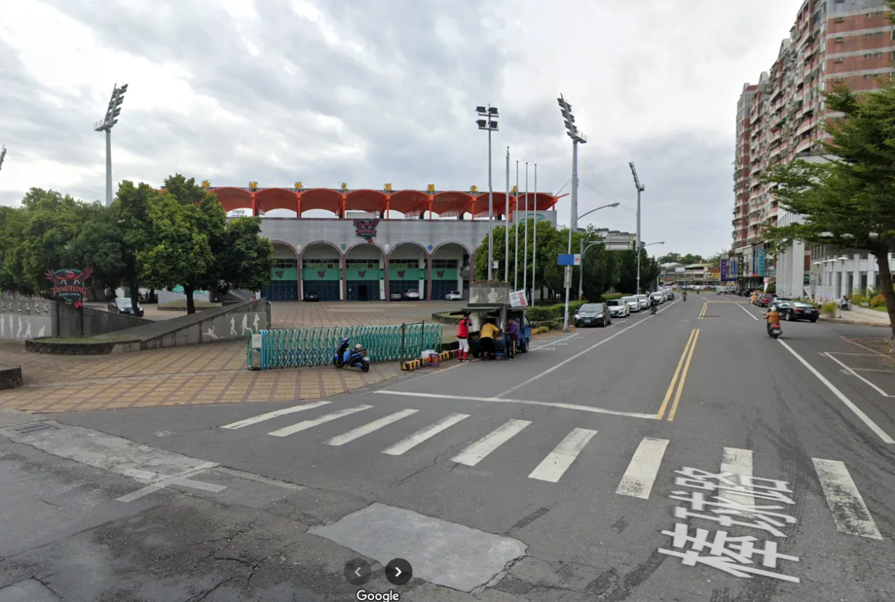 位於屏東縣民公園旁的屏東縣立棒球場。翻攝Google Map