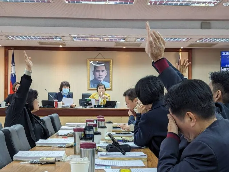 立法院內政委員會召集委員徐欣瑩（黃外套者），30日主持審議客委會預算，最後懇請立委支持、全數順利通過。中央社