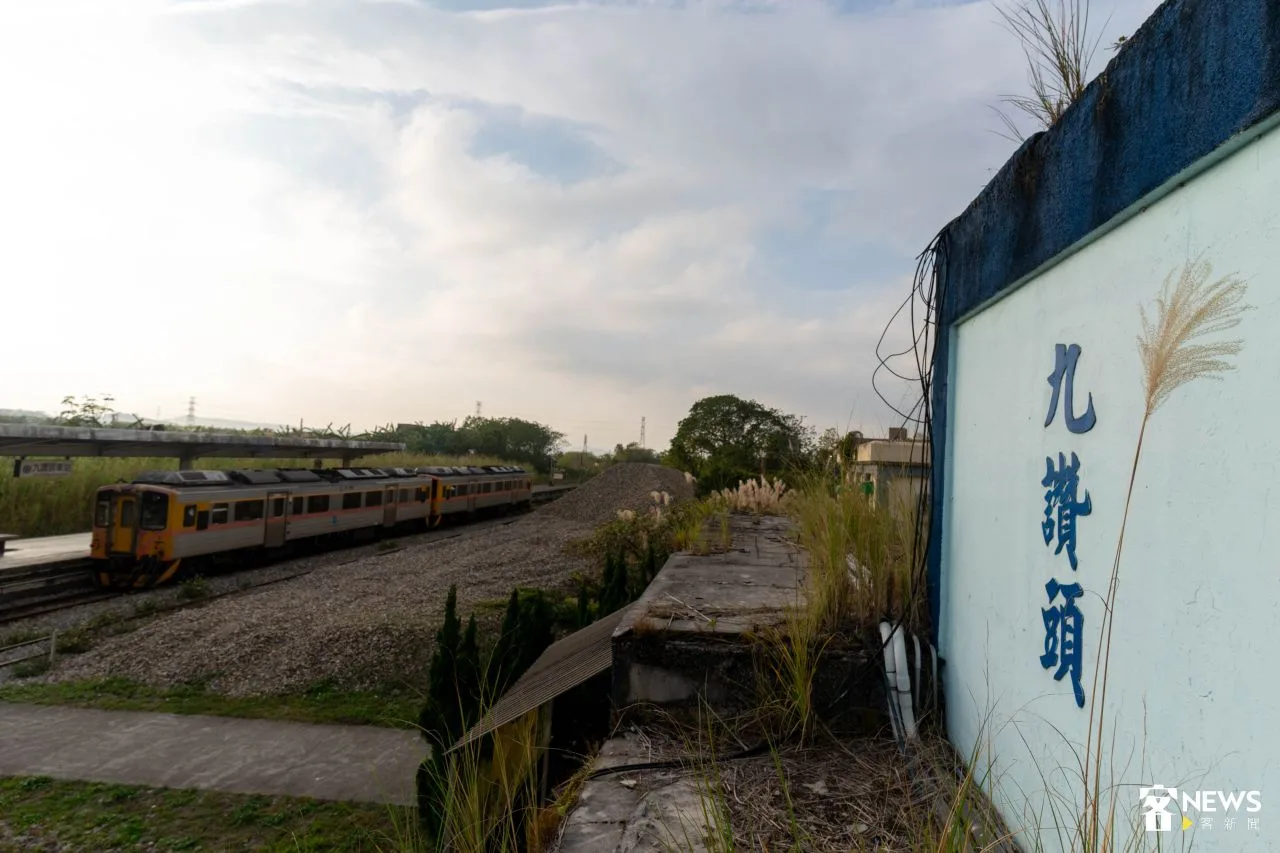 「剛剛好。灶下」二樓空間，夕陽西下是最美麗風景。范修語攝