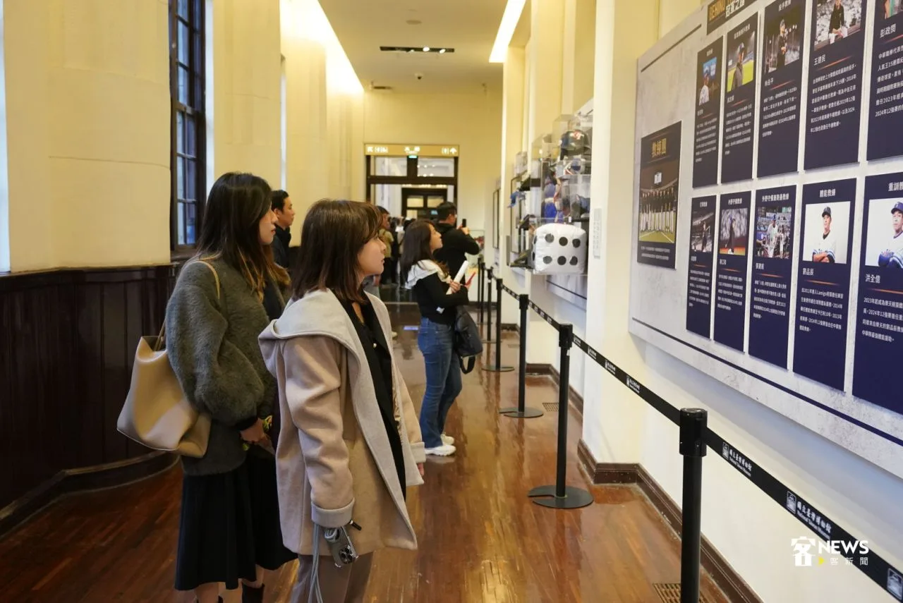 12強冠軍之路特展，1月1日起臺灣國立博物館展示，31日開展記者會許多貴賓看的目不轉睛。洪俊傑攝
