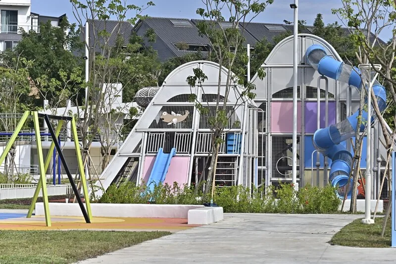 高雄市楠梓區藍田公園打造具當地特色的「鹽田」主題遊戲場，2日正式啟用，亮點之一的鹽田主題遊戲塔於外觀模擬鹽山造型，並設計成錯綜複雜的3D立體迷宮。中央社