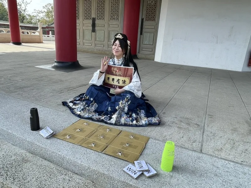 高雄市聲暉協會近日在高雄市孔廟舉辦聽障者大型解謎活動，與會者穿上古裝，在孔廟中穿梭闖關，活動吸引近百人參加。中央社