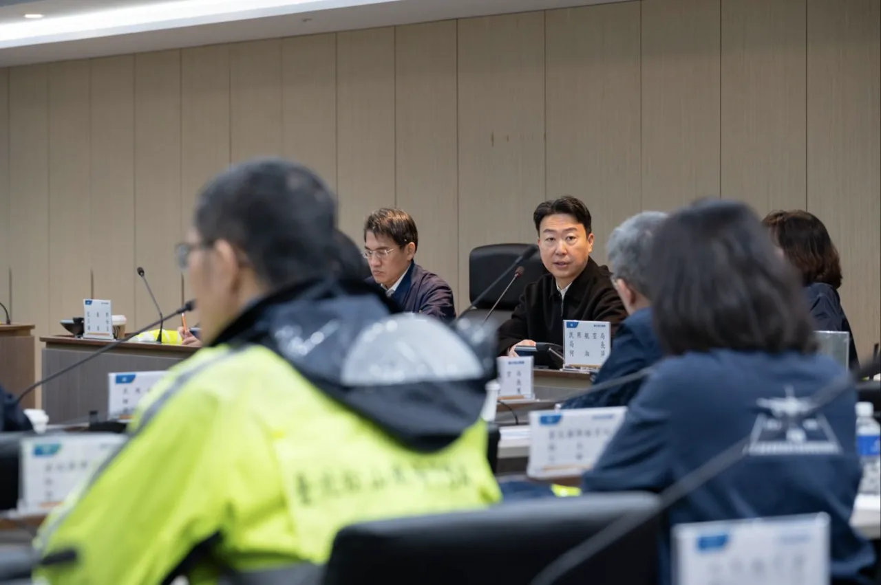 交通部長陳世凱聽取民航局機場設施與維護飛安作為相關簡報。交通部提供