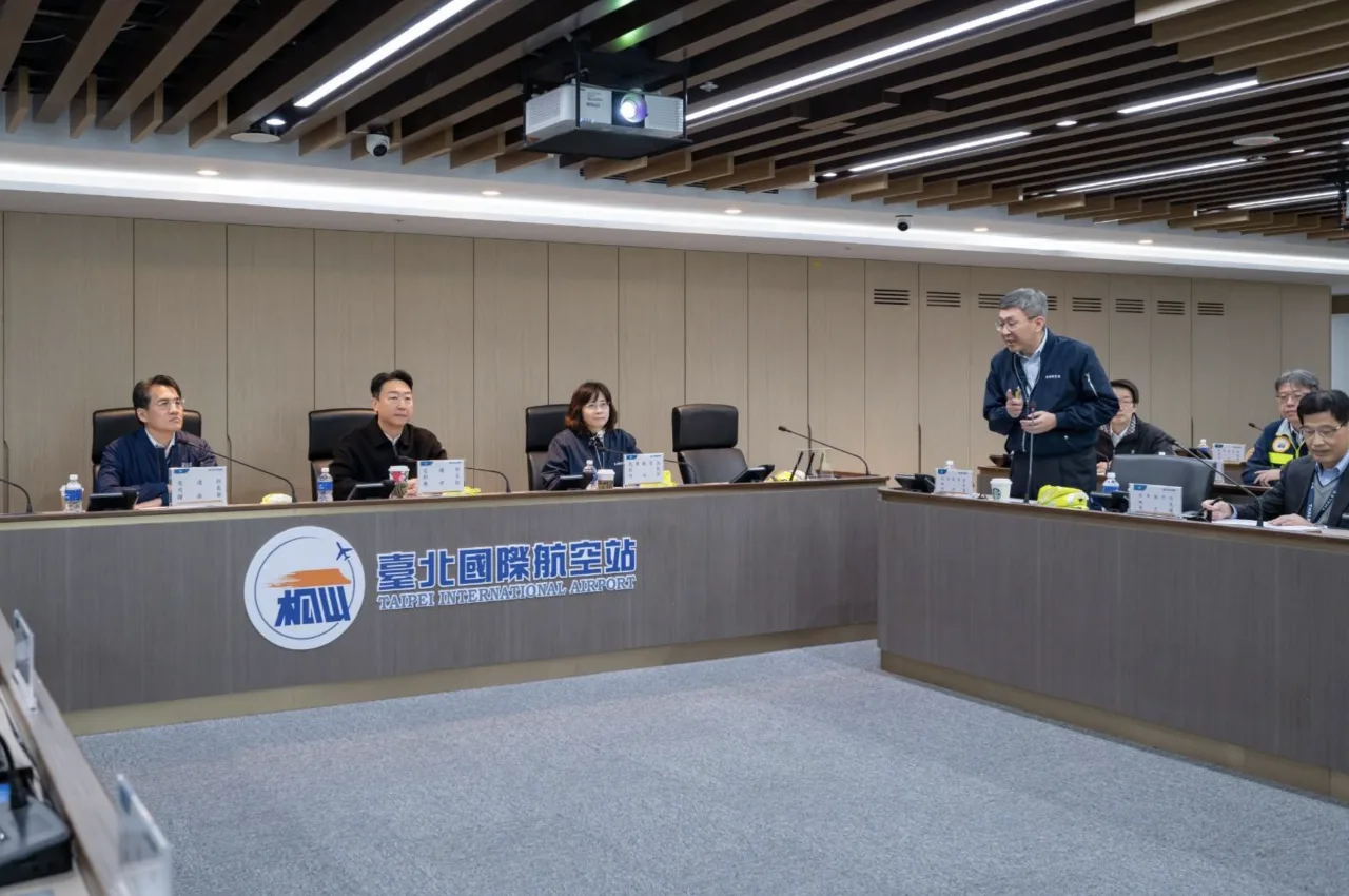 交通部長陳世凱聽取民航局機場設施與維護飛安作為相關簡報。交通部提供