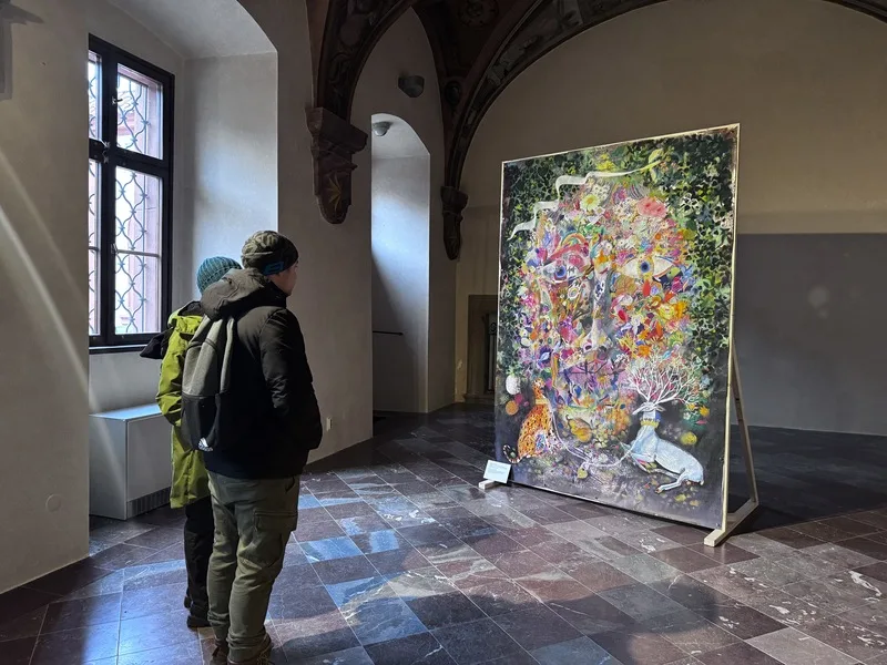 捷克展出烏克蘭兒童創作，象徵戰爭中的堅韌與希望，吸引遊客駐足觀賞。中央社