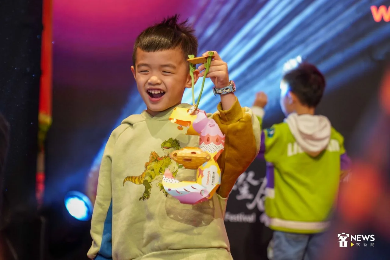 小提燈「蹓蹓蛇」,蛇身由7段式可動結構組成,各段均可呈現90度彎曲。洪藝晅攝