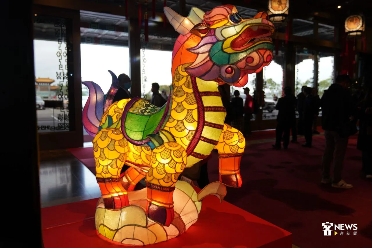 今年是12生肖的蛇年,2025台灣燈會將於2月12日元宵節當晚7時開燈,主燈每半小時展演1場燈光秀,展出至23日,地點在桃園高鐵站前廣場。洪藝晅攝
