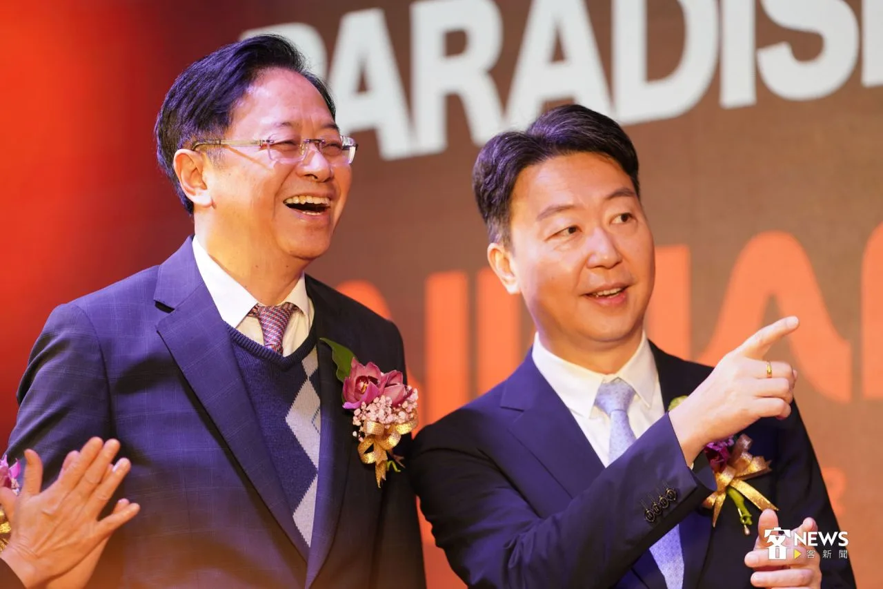 交通部長陳世凱(右)、桃園市長張善政(左)等人出席2025台灣燈會主題燈及小提燈造型發表會。<br />洪藝晅攝