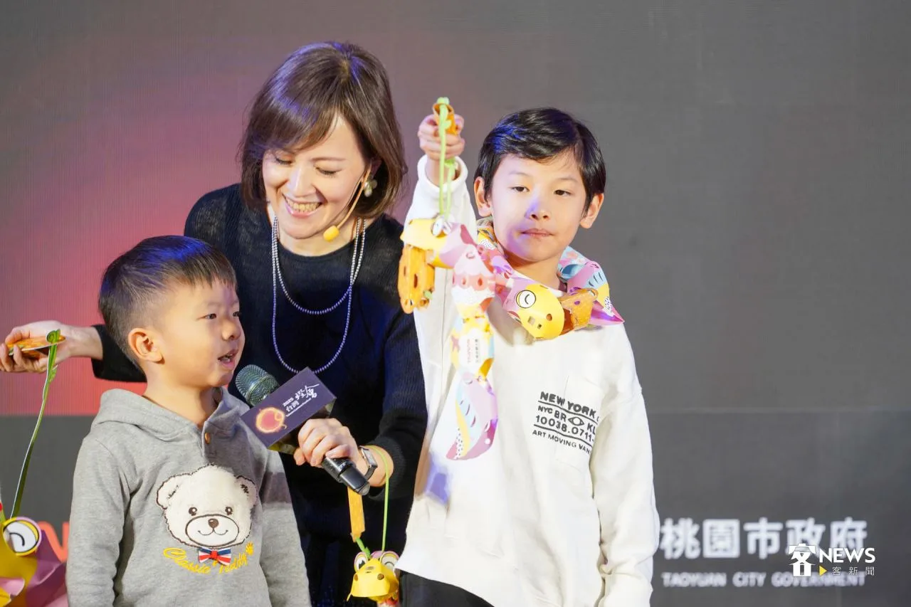 小提燈「蹓蹓蛇」,蛇身7段式可動結構,可依個人喜好組裝各式不同造型。洪藝晅攝