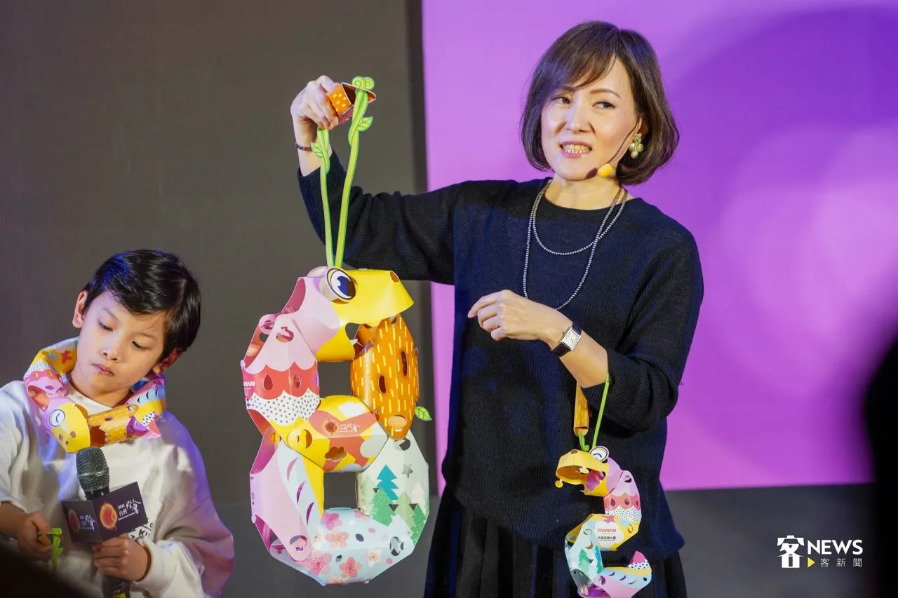 小提燈「蹓蹓蛇」,蛇身7段式可動結構,可依個人喜好組裝各式不同造型。洪藝晅攝