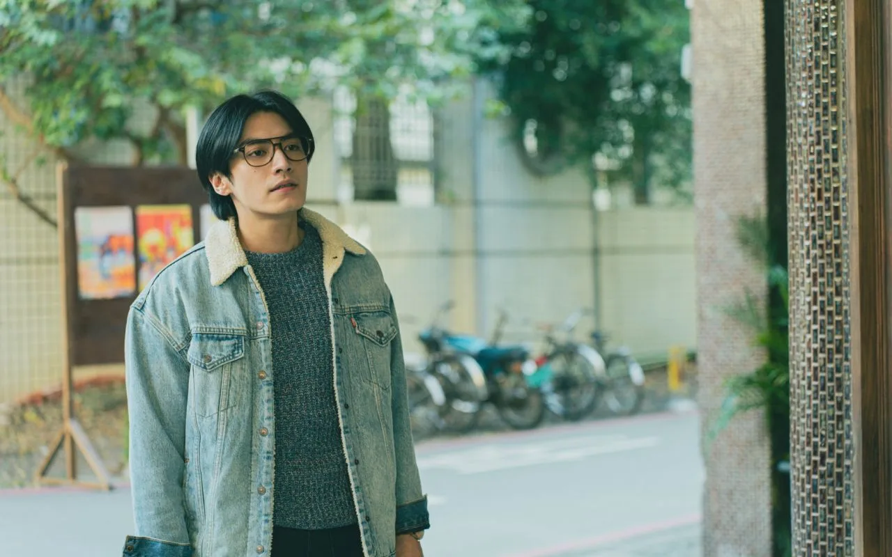 宋柏緯戴粗框眼鏡扮大學生，在電影中為信念奮鬥。瀚草文創GrX STUDIO提供