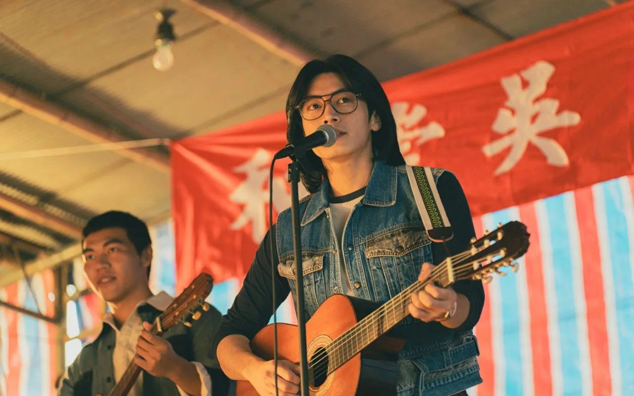 宋柏緯在《那張照片裡的我們》飾演熱血的大學生弘國，將心中理想轉化為歌曲。瀚草文創GrX STUDIO提供