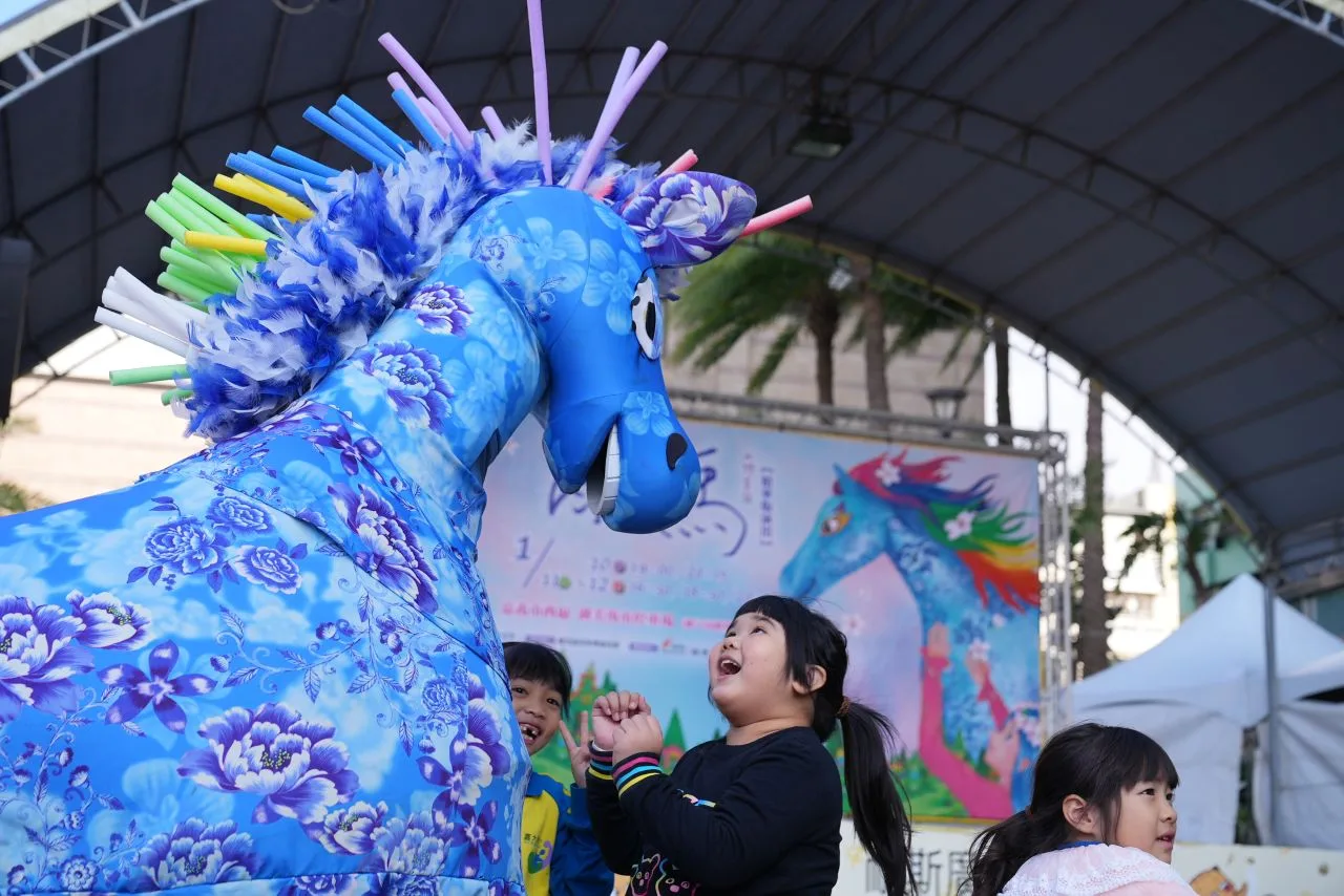 嘉義市小朋友和小雨馬互動。客委會提供