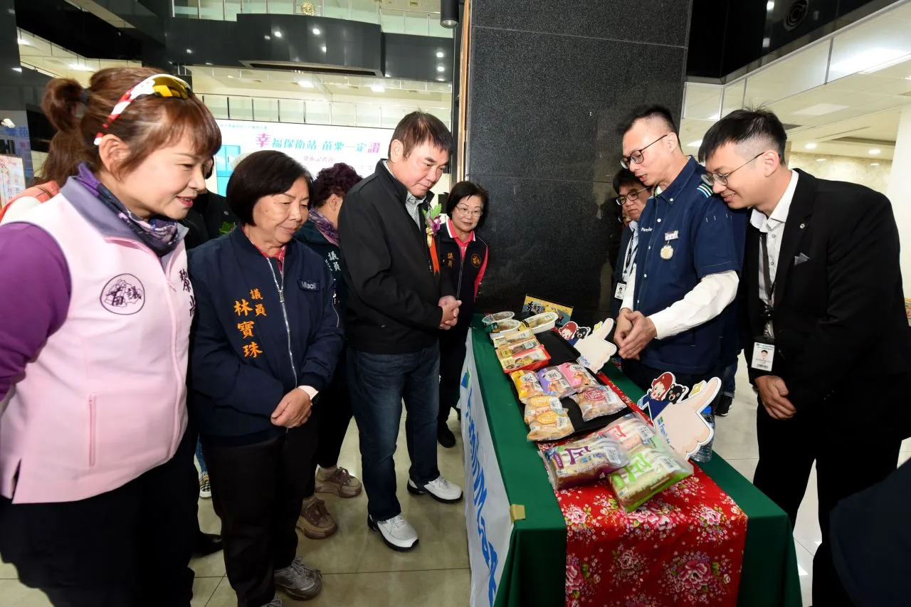 苗栗縣長鍾東錦視察午餐供應菜色和品質。苗栗縣政府提供