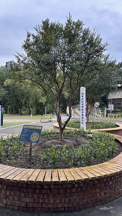 客家公園新設計的「∞」符號花臺，寓意為生生不息、永續循環。臺北市政府客家事務委員會提供