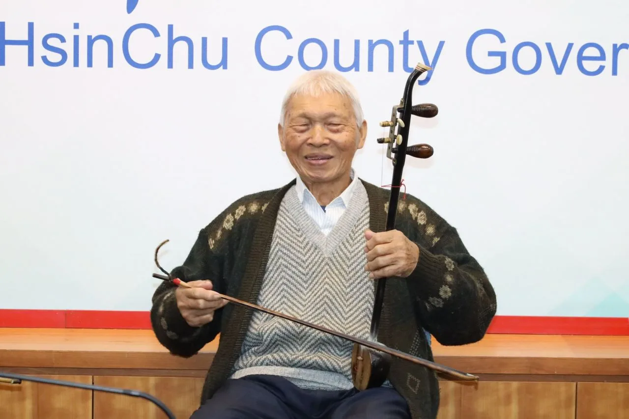 今年90歲的賴義發傳授客家八音不遺餘力。竹縣府提供