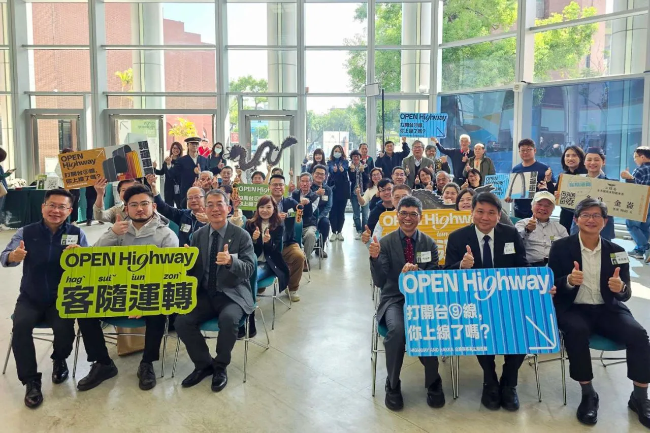 「客隨運轉-幸福公路與客家主題巡展」，現場貴賓合影，最前排左起陳貴芳分局長、林顯智組長、陳文瑞局長、何金樑主任、盧協昌秘書長、李吉崇處長。客發中心提供