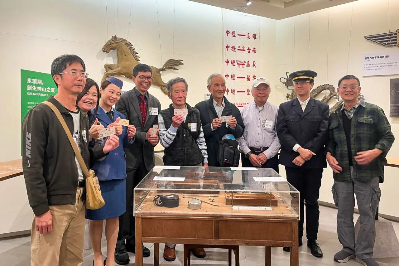 客隨運轉-幸福公路與客家主題巡展」，參與貴賓手持車票合影（左起邱坤寶、彭歲玲委員、金馬小姐、何金樑主任、邱富松(邱坤寶父親)、劉翼東、葉仁基委員、金馬號司機、客籍詩人徐慶東）。客發中心提供