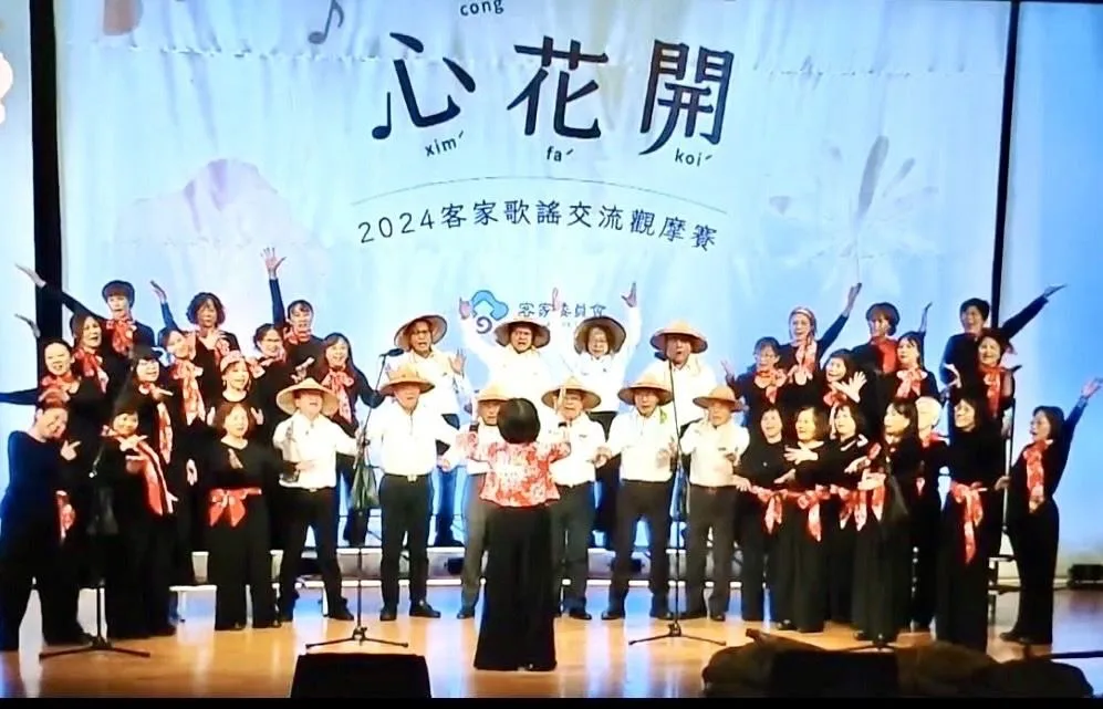 「新竹縣原客混聲合唱團」 客家歌謠〈挑擔歌〉奪全國第一。竹縣府提供