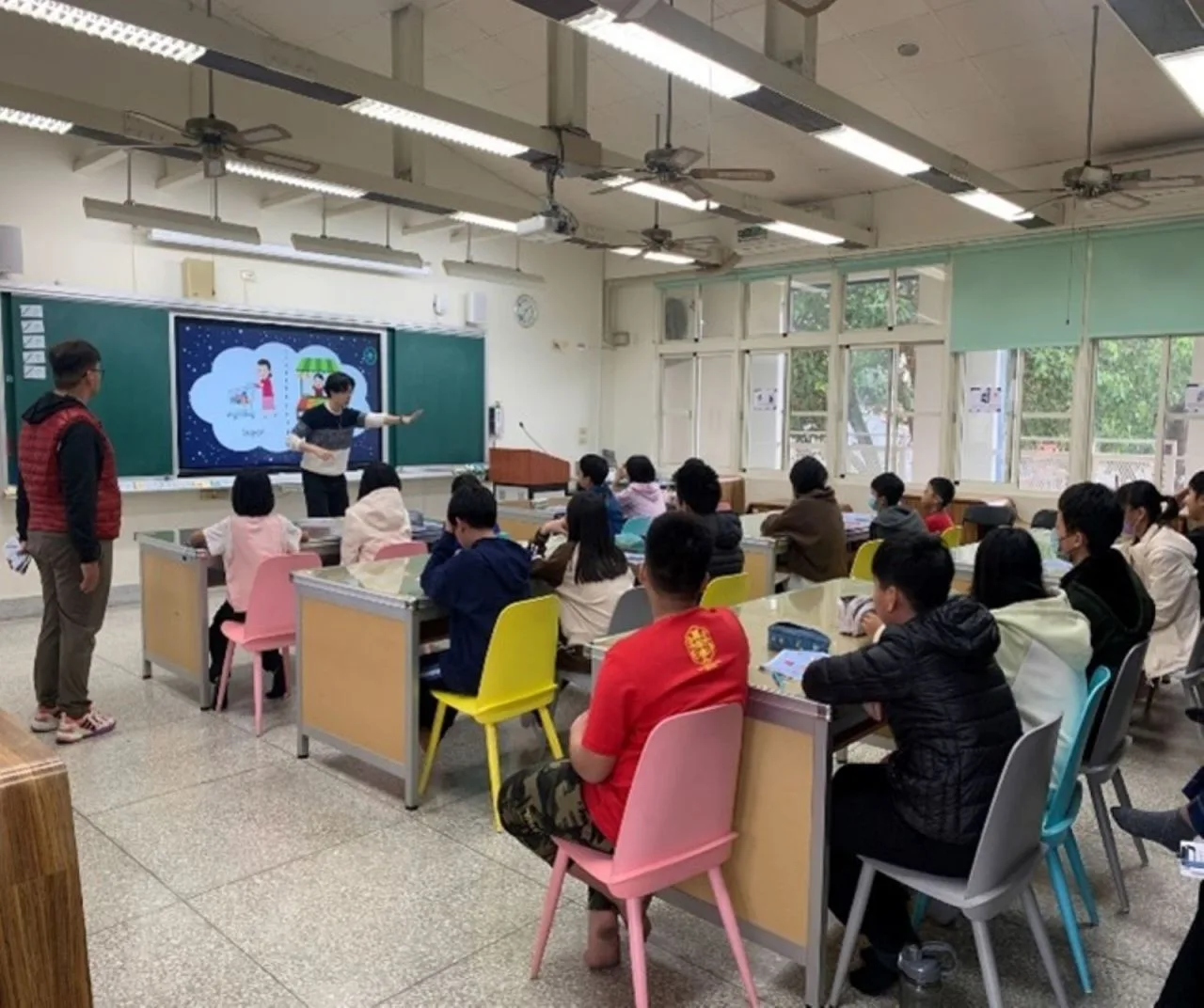 華英雙語教學結合節慶消費議題。教育部提供