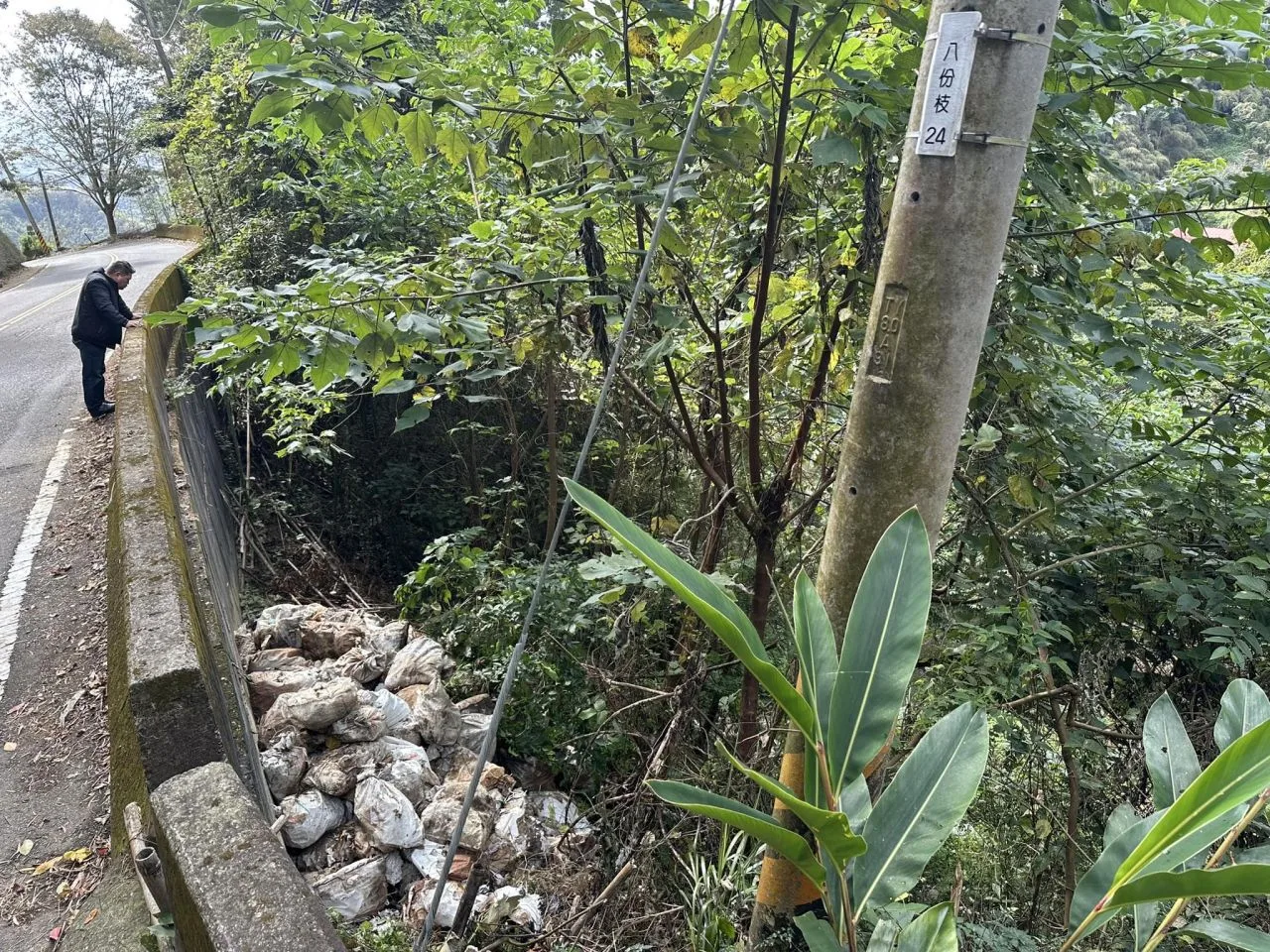苗栗「雲海秘境」遭丟廢棄物　警逮3人送辦