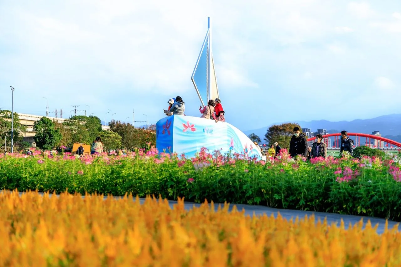 花海中央設置船型眺望台，能夠一覽整片花海全景。臺北市政府工務局水利工程處提供
