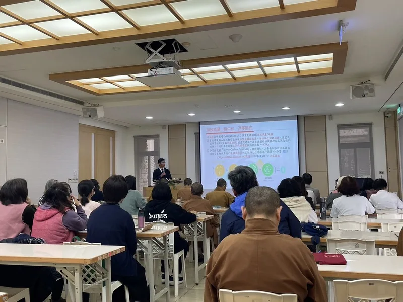 高雄佛光山近年推動永續行動，淨零學院今天特別前往舉辦培訓專班，針對法師、環境教育人員、教職員等授課，逾60名學員參加。高雄環保局提供
