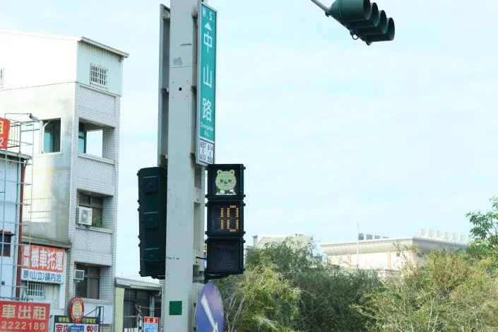 大白熊號誌燈成嘉義市獨有觀光意象。嘉市府提供