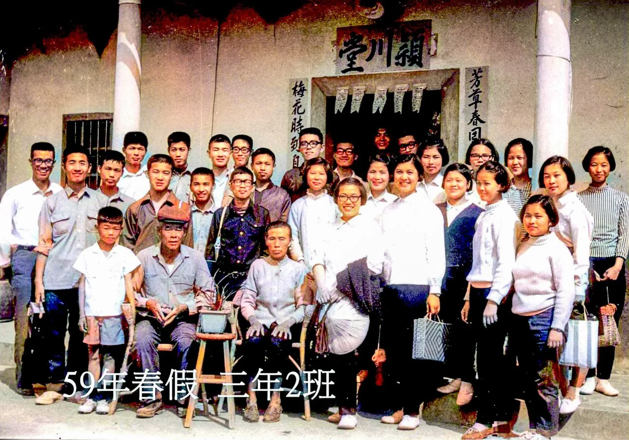 民國59年陳雲錦(第二排左一)擔任省立苗中3年2班導師,帶領學生回老家與爸媽合影。陳雲錦提供