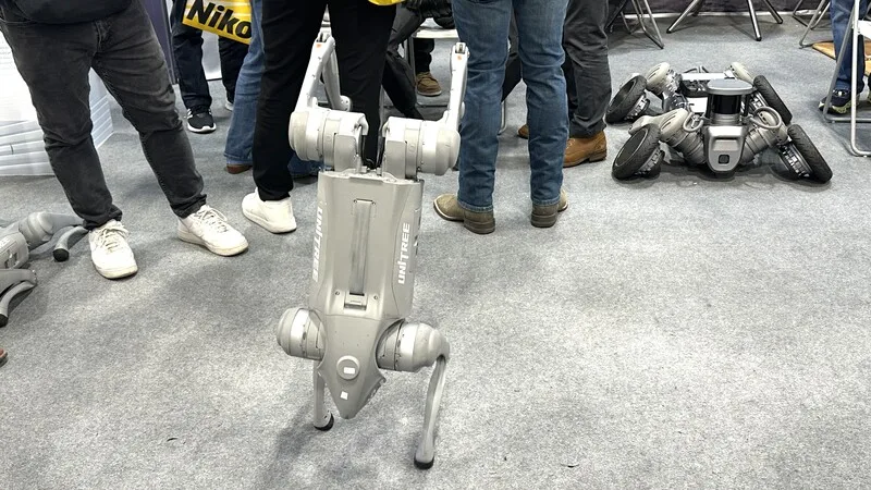 輝達與中國Unitree Robotics合作開發人型機器人,Unitree Robotics於展場秀機器人跳舞、機器犬翻筋斗,展現進軍市場野心。中央社