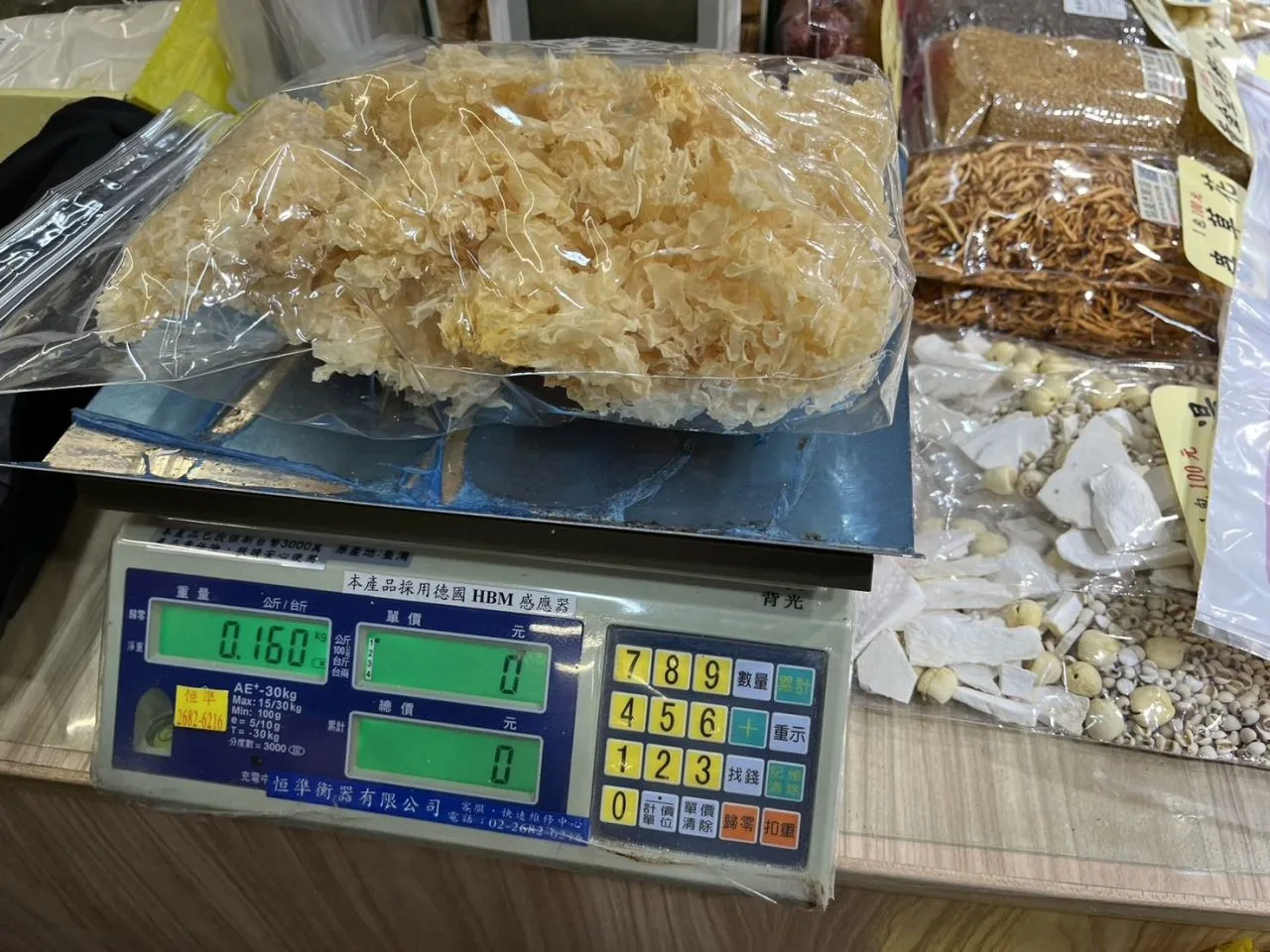 農曆新年將至，台北市衛生局透過實體及電商平台抽驗229件生鮮蔬果、零食等年節食品，發現21件產品違規。台北市衛生局提供