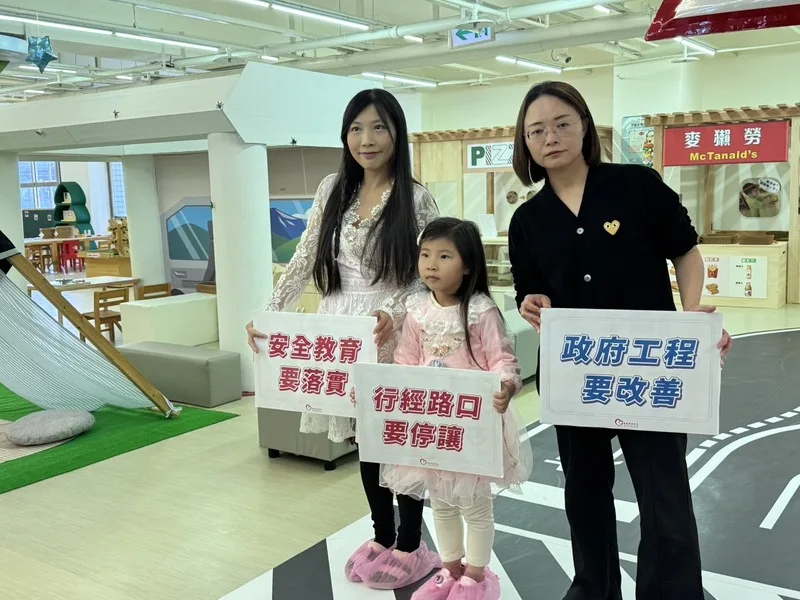 靖娟基金會13日舉辦記者會指出，根據113年兒童事故新聞分析報告，113年兒少事故新聞中比率最高的還是交通事故；執行長許雅荏（右）呼籲駕駛要停讓行人，讓小朋友安全過馬路。