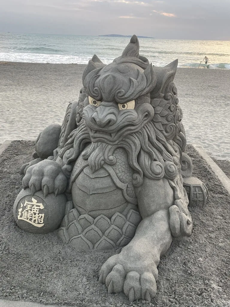 青洲灣派對沙雕「歡喜金蛇年 神獸來拜年」。大鵬灣國家風景區管理處提供