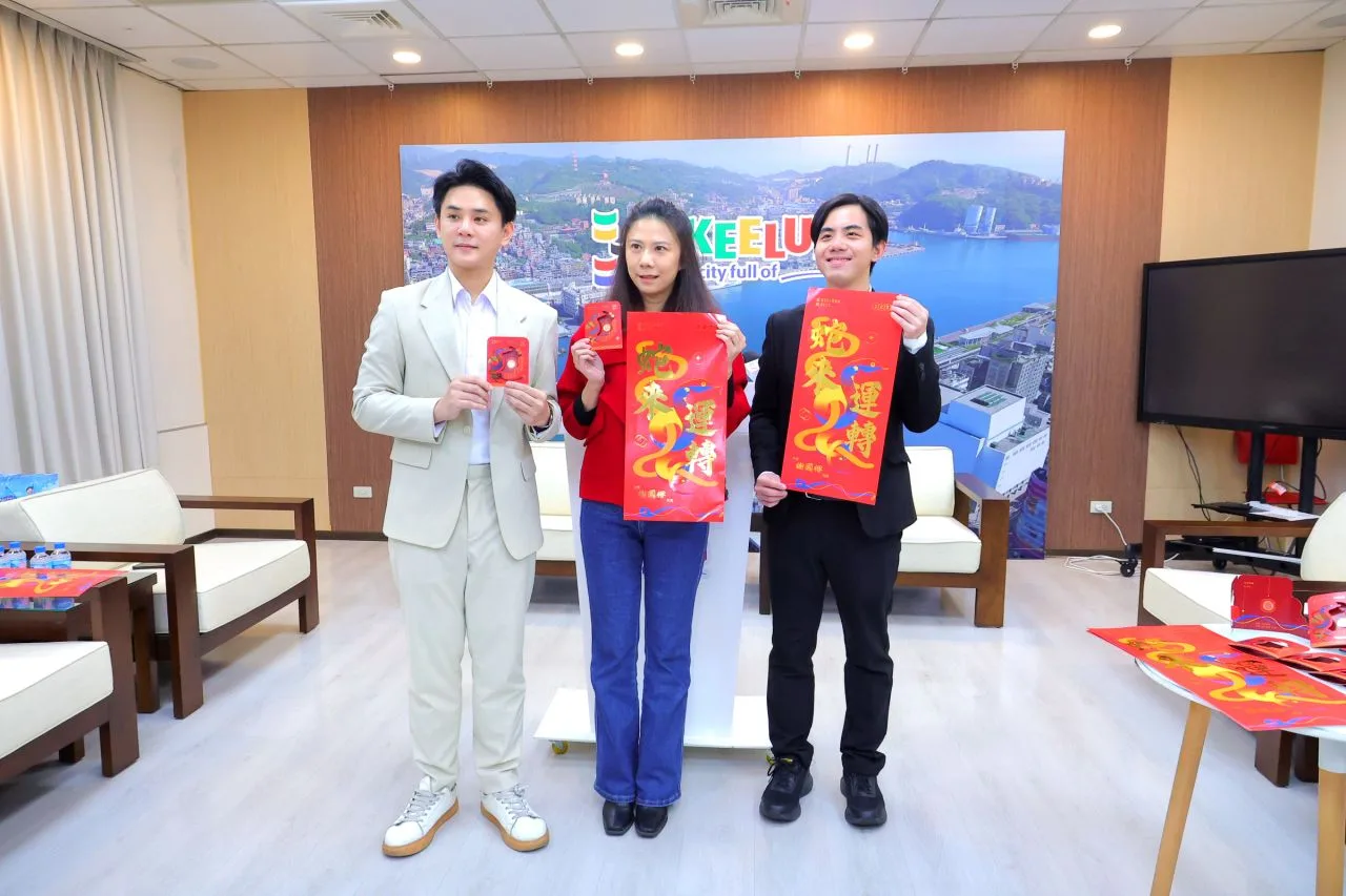 基市府綜合發展處長陳瑋(中)率市府副發言人曾冠誠(右)與張家馨(左)公布市府設計的春聯與紅包。基隆市政府提供