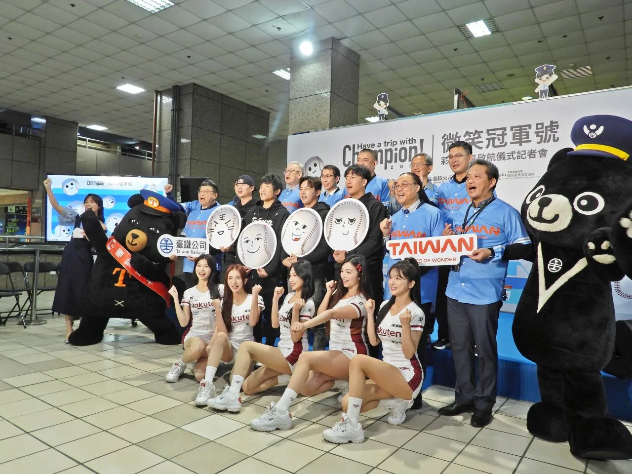 台鐵全新彩繪列車「2025微笑冠軍號」今啟航。台鐵提供