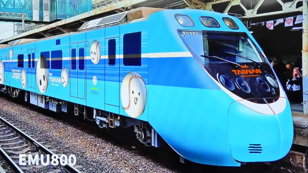 台鐵全新彩繪列車「2025微笑冠軍號」今啟航。台鐵提供