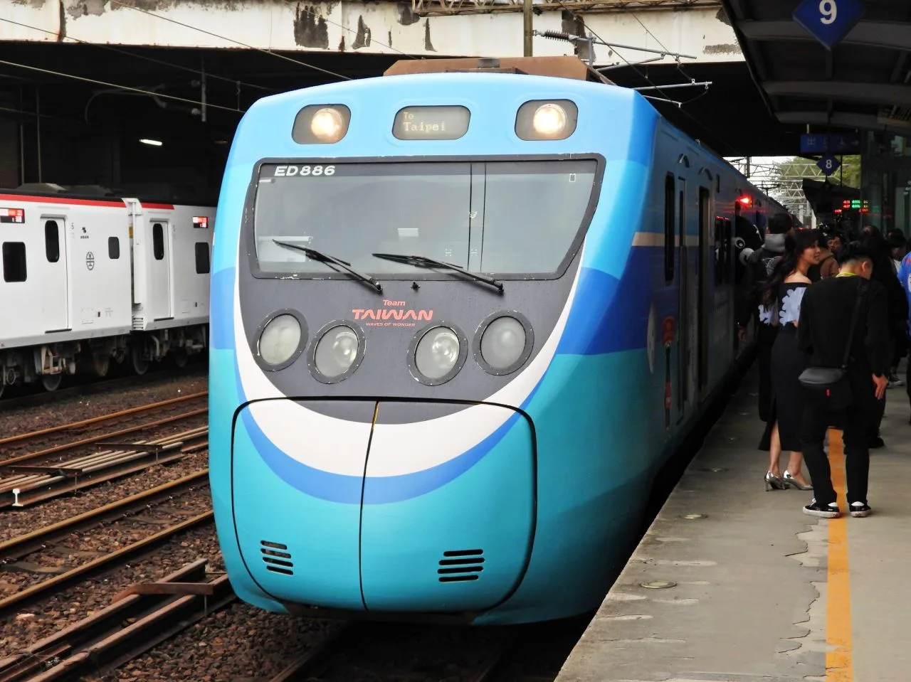 台鐵全新彩繪列車「2025微笑冠軍號」今啟航。台鐵提供